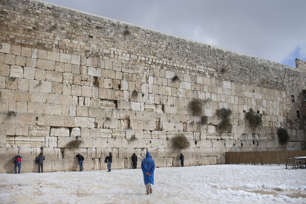 Den sidste rest af muren omkring Det andet Tempel – Vestmuren eller ”Grædemuren”. Israel - ung og ældgammel. Israel-Info