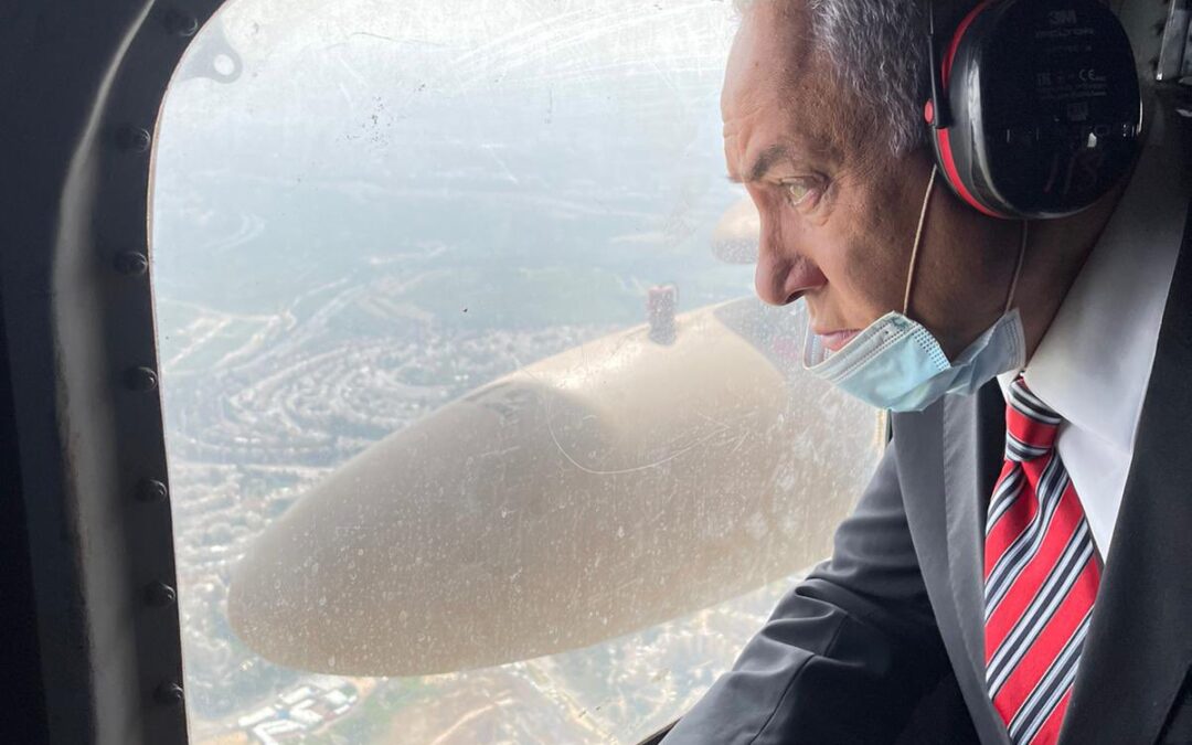 Benjamin Netanyahu flyver over Vestbredden. Israel-Info