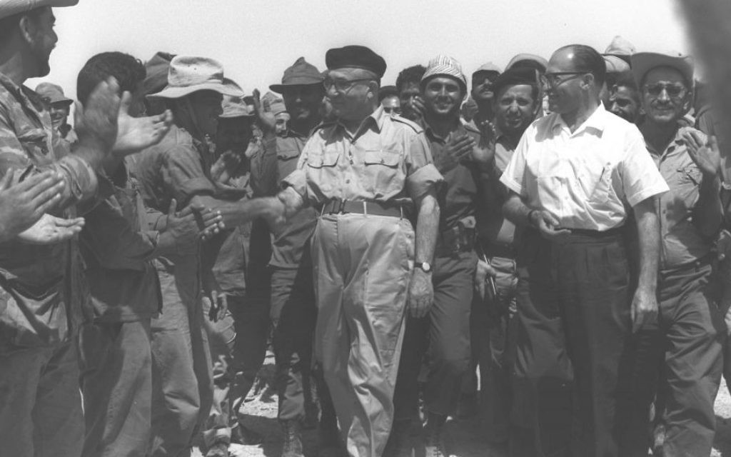 Daværende premierminister Levi Eskhol og fremtidige premierminister Menachem Begin hilser på soldater efter de havde erobret Sinaihalvøen under Seksdagskrigen i 1967. Israel-Info