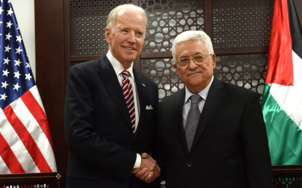 Daværende vicepræsident Joe Biden giver hånd til Mahmoud Abbas. Israel-Info