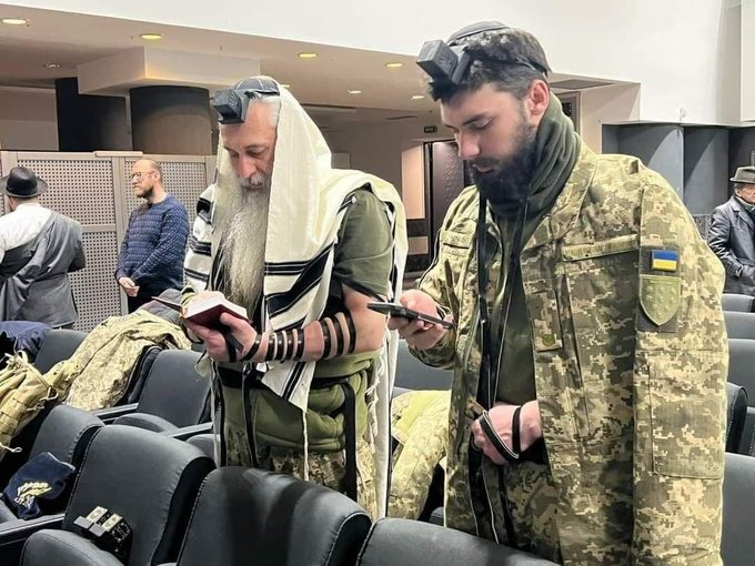 Ortodokse jødiske soldater i Ukraine i bøn.